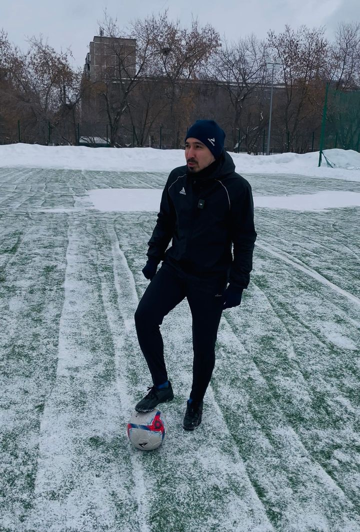 Роберт с мячом на заснеженном поле